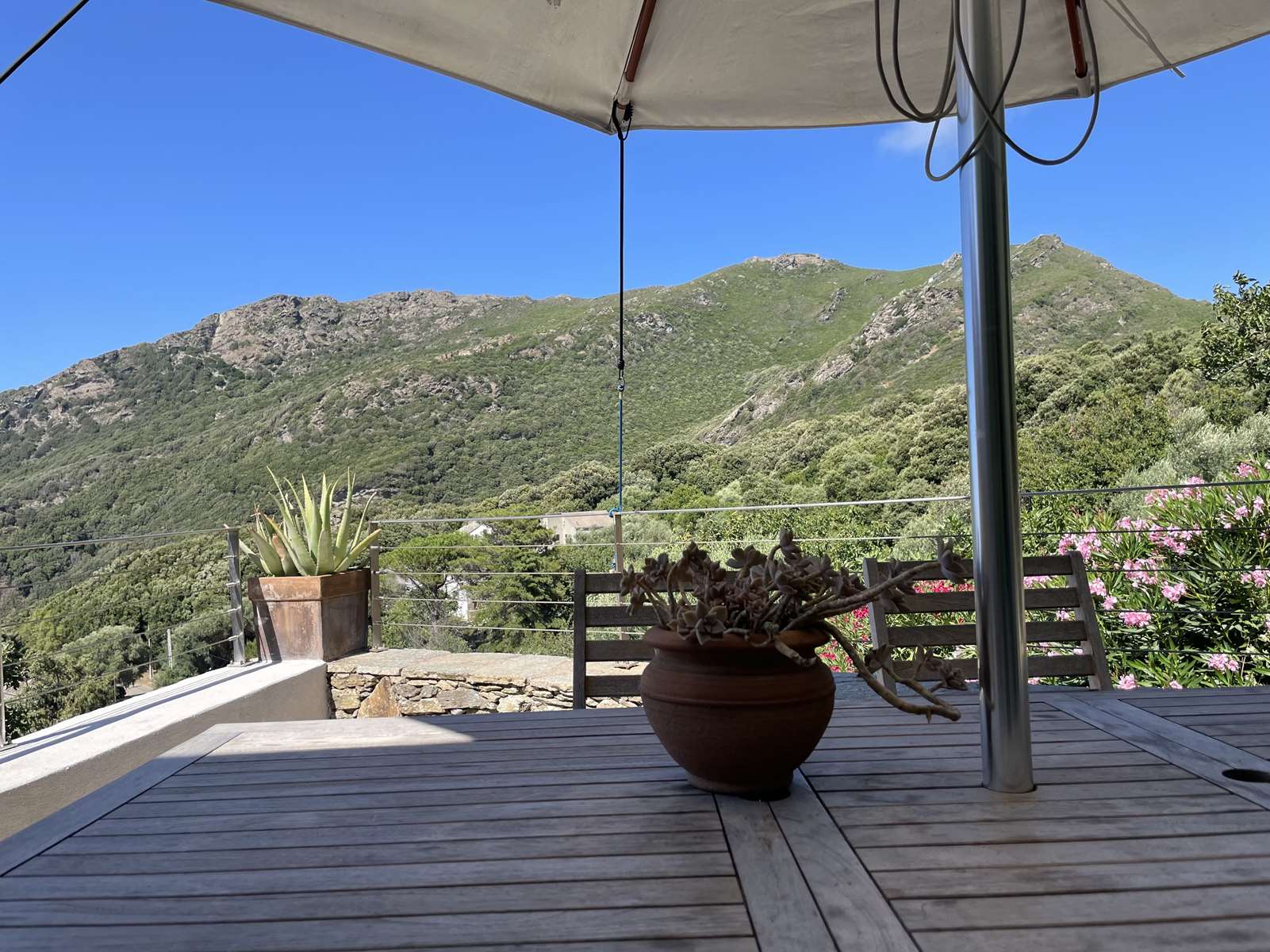 Cap corse, maison de village, T6, 115 m², 4 terrasses, vue mer et montagne, 1 garage, 2 caves, jardin 265 m², beaucoup de charme, en très bon état et joliment rénovée.