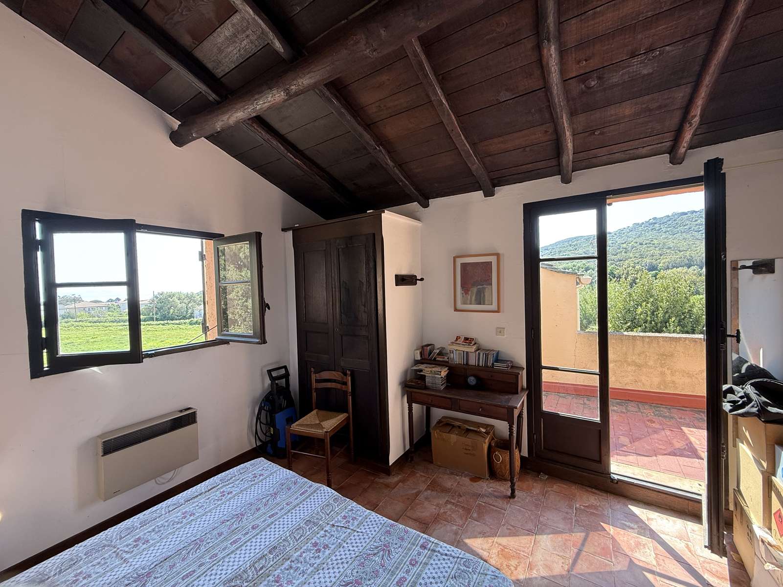 Rogliano, Macinaggio, maison T8, 200 m² habitables, en R+1, très ensoleillé, un garage et une cave de 74 m², deux terrasses de 48 et 39 m², une piscine, terrain plat de 3490 m².