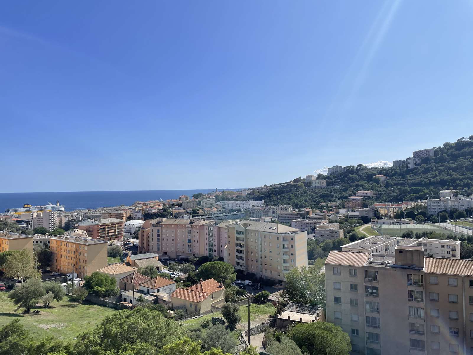 Bastia, élégant T4 de 90 m², 4e avec ascenseur, entièrement rénové, 1 chambre parentale avec salle de bain wc et dressing, 2 chambres avec salle d’eau, séjour cuisine, toilette, très lumineux, nombreux rangements, balcon, vue mer, exposition Est/Ouest.