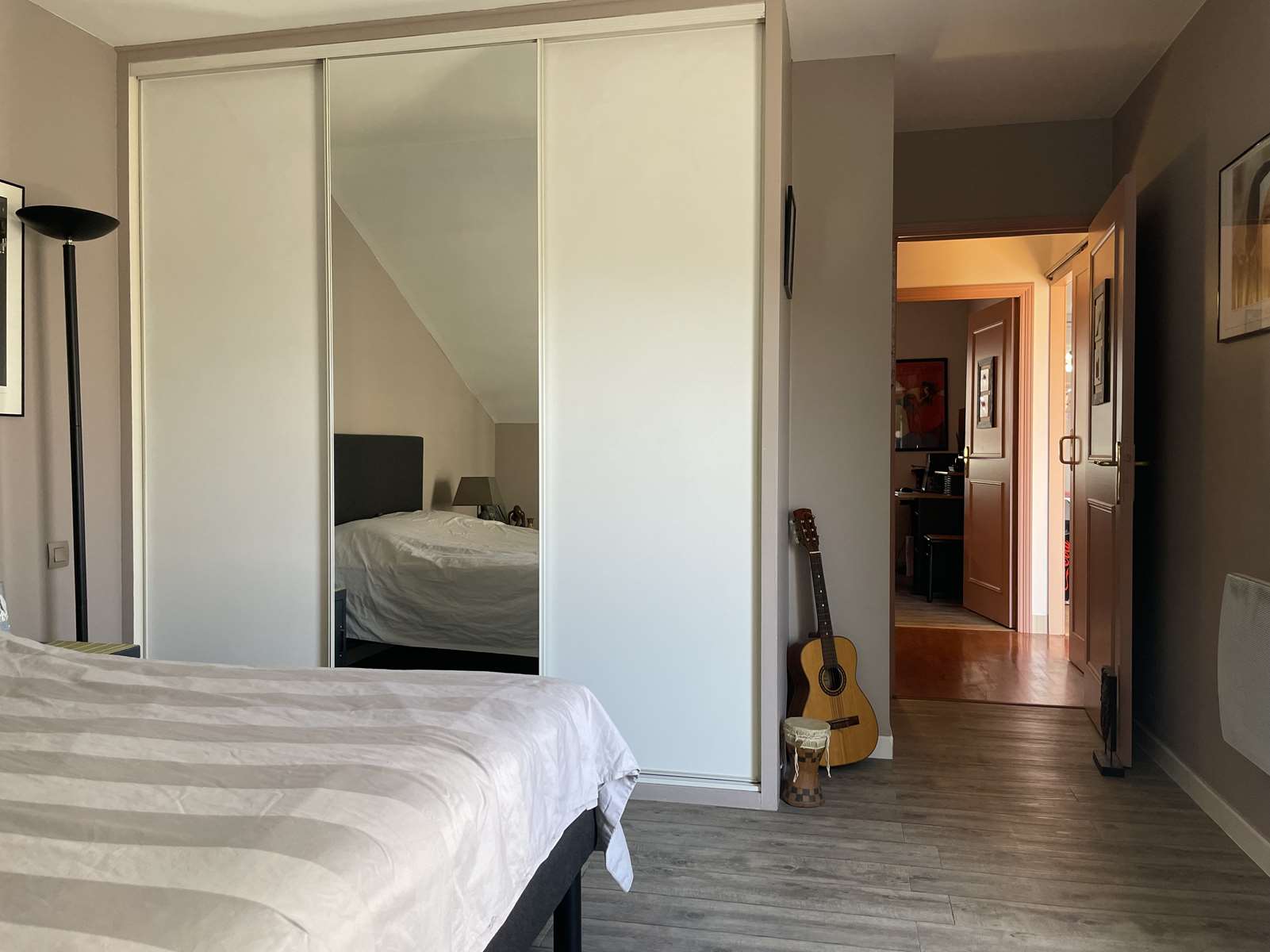 Bastia, élégant T4 de 90 m², 4e avec ascenseur, entièrement rénové, 1 chambre parentale avec salle de bain wc et dressing, 2 chambres avec salle d’eau, séjour cuisine, toilette, très lumineux, nombreux rangements, balcon, vue mer, exposition Est/Ouest.