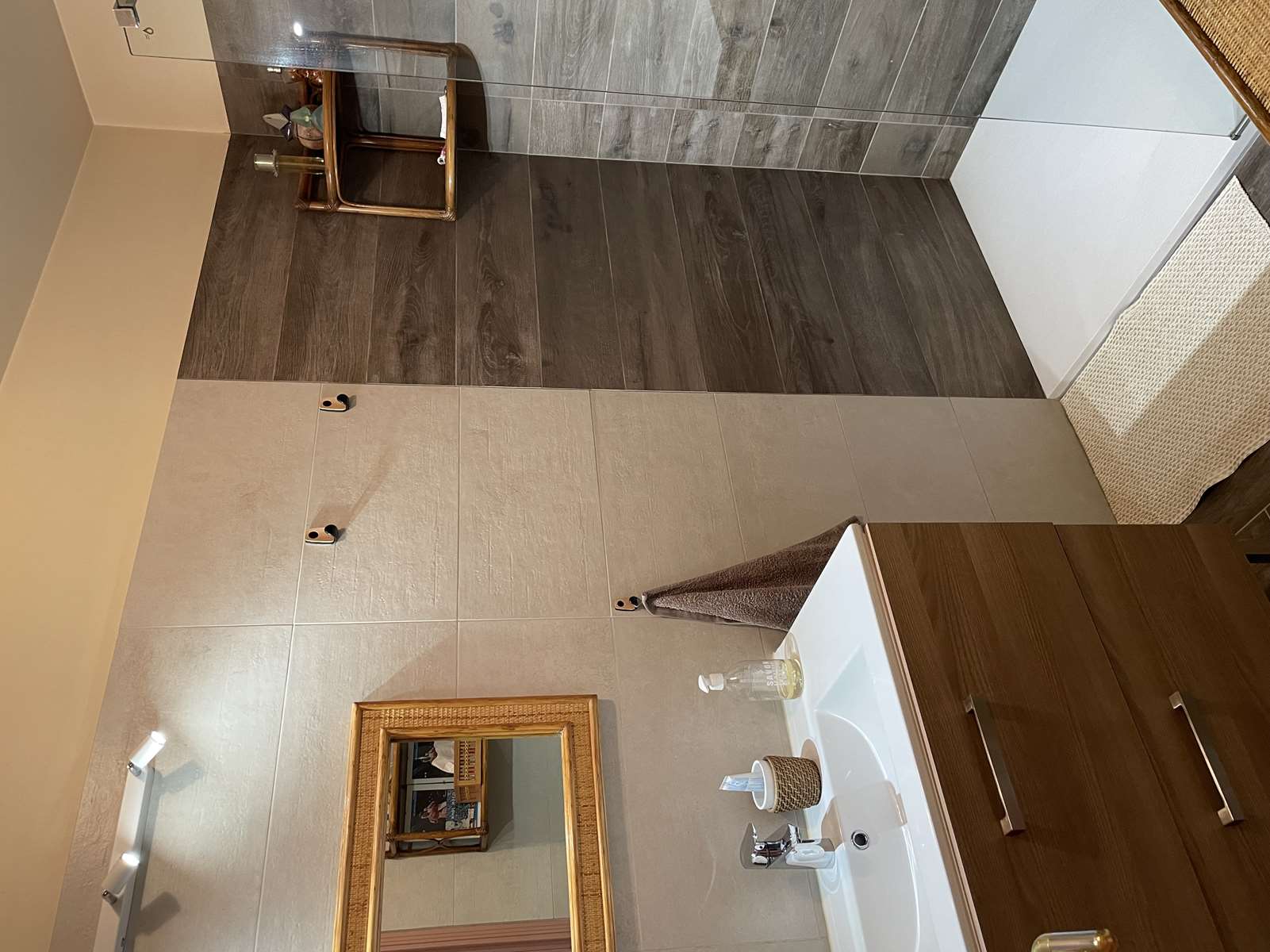 Bastia, élégant T4 de 90 m², 4e avec ascenseur, entièrement rénové, 1 chambre parentale avec salle de bain wc et dressing, 2 chambres avec salle d’eau, séjour cuisine, toilette, très lumineux, nombreux rangements, balcon, vue mer, exposition Est/Ouest.