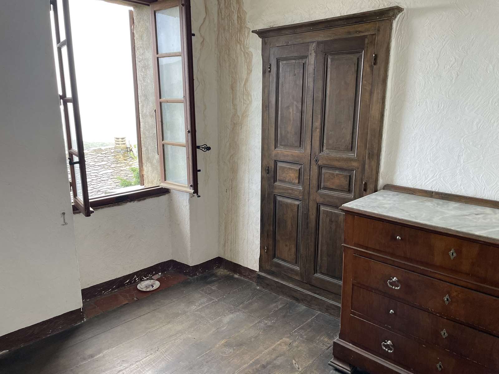 Bastia, élégant T4 de 90 m², 4e avec ascenseur, entièrement rénové, 1 chambre parentale avec salle de bain wc et dressing, 2 chambres avec salle d’eau, séjour cuisine, toilette, très lumineux, nombreux rangements, balcon, vue mer, exposition Est/Ouest.