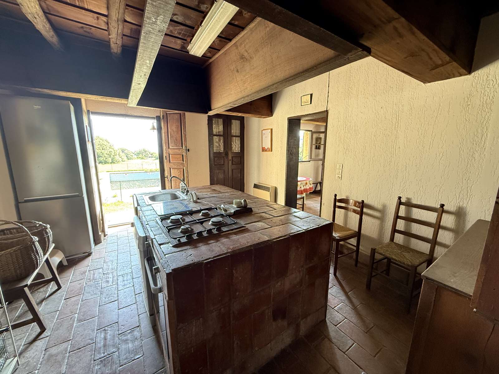 Rogliano, Macinaggio, maison T8, 200 m² habitables, en R+1, très ensoleillé, un garage et une cave de 74 m², deux terrasses de 48 et 39 m², une piscine, terrain plat de 3490 m².