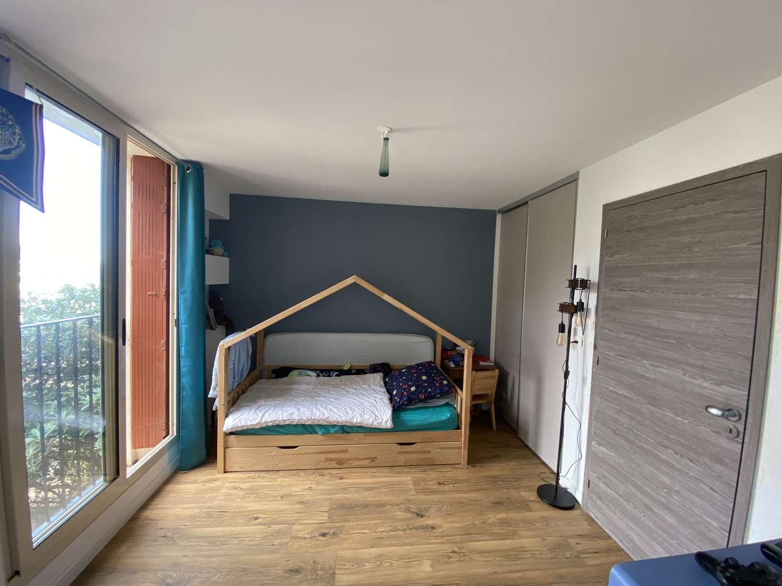 Bastia, élégant T4 de 90 m², 4e avec ascenseur, entièrement rénové, 1 chambre parentale avec salle de bain wc et dressing, 2 chambres avec salle d’eau, séjour cuisine, toilette, très lumineux, nombreux rangements, balcon, vue mer, exposition Est/Ouest.