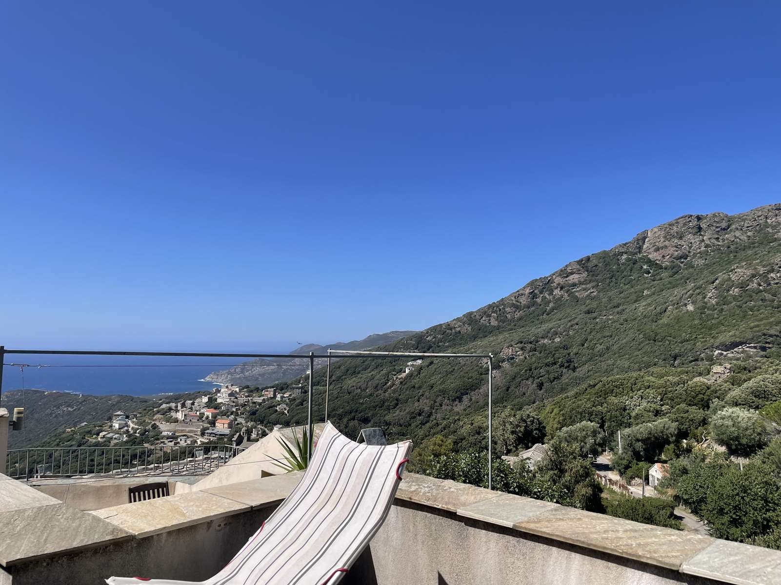 Cap corse, maison de village, T6, 115 m², 4 terrasses, vue mer et montagne, 1 garage, 2 caves, jardin 265 m², beaucoup de charme, en très bon état et joliment rénovée.