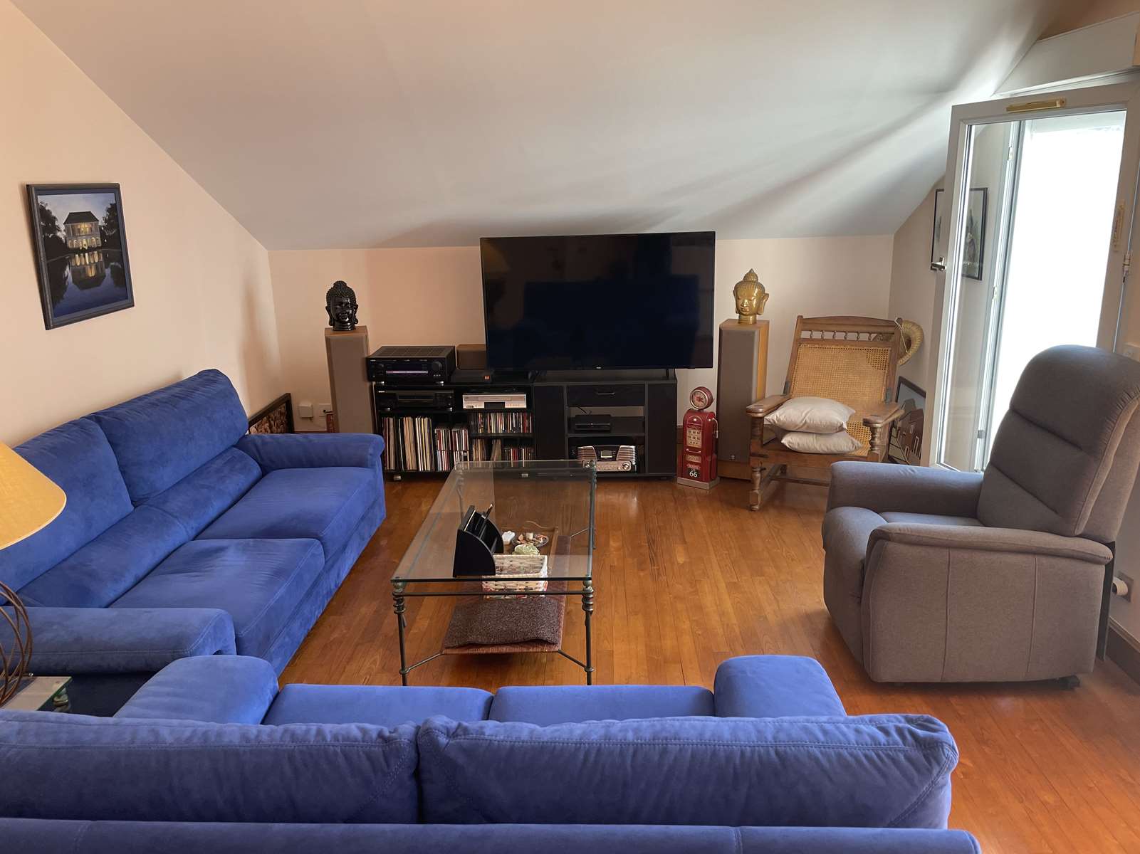 Bastia, élégant T4 de 90 m², 4e avec ascenseur, entièrement rénové, 1 chambre parentale avec salle de bain wc et dressing, 2 chambres avec salle d’eau, séjour cuisine, toilette, très lumineux, nombreux rangements, balcon, vue mer, exposition Est/Ouest.