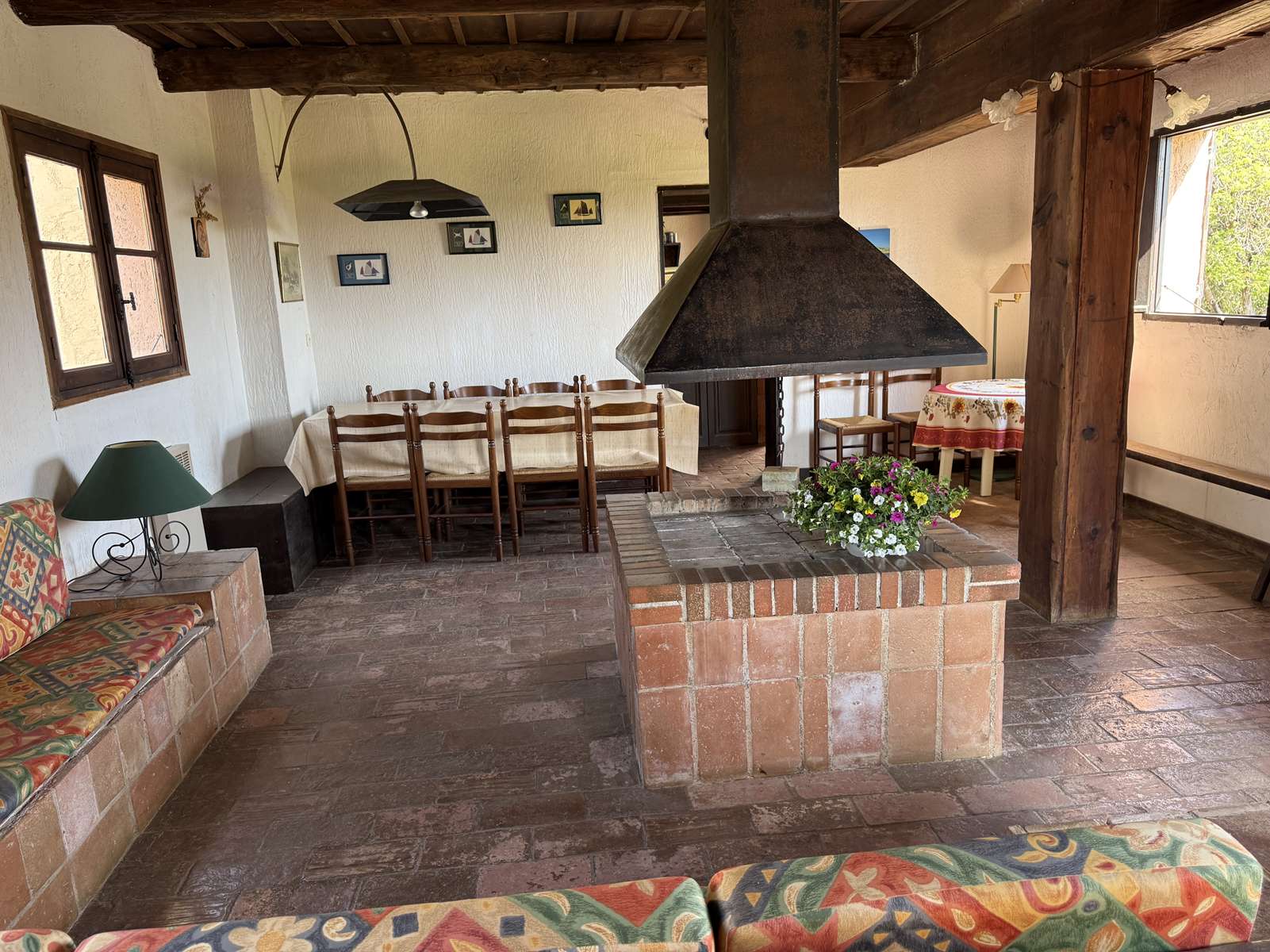 Rogliano, Macinaggio, maison T8, 200 m² habitables, en R+1, très ensoleillé, un garage et une cave de 74 m², deux terrasses de 48 et 39 m², une piscine, terrain plat de 3490 m².