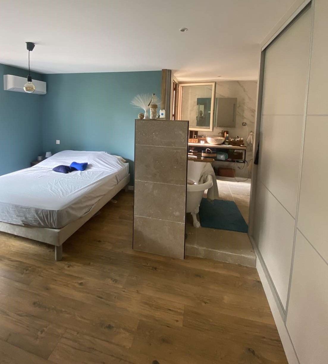 Bastia, élégant T4 de 90 m², 4e avec ascenseur, entièrement rénové, 1 chambre parentale avec salle de bain wc et dressing, 2 chambres avec salle d’eau, séjour cuisine, toilette, très lumineux, nombreux rangements, balcon, vue mer, exposition Est/Ouest.