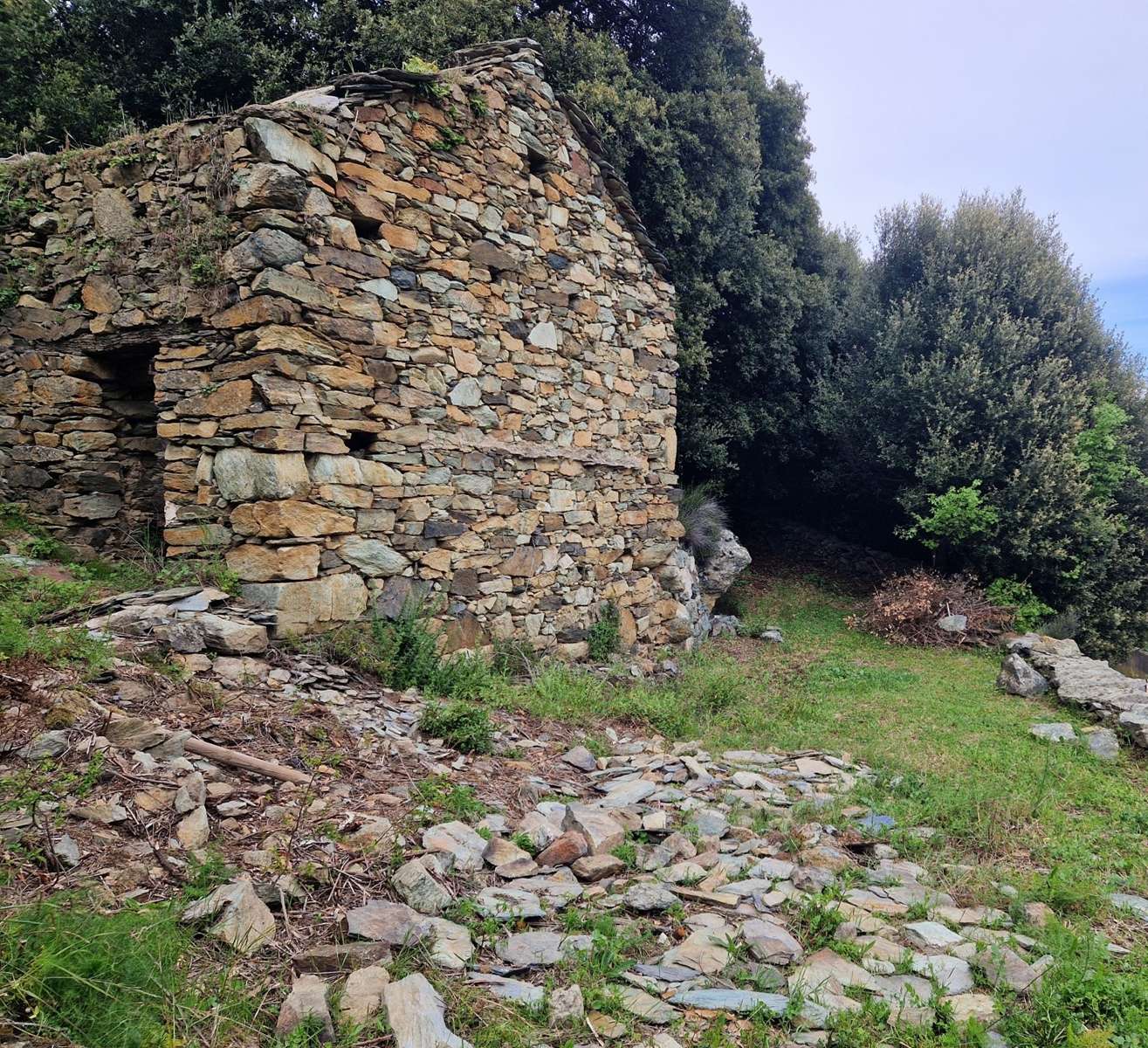 Murato, pagliaghju à restaurer, sur deux niveaux, déclaration préalable de travaux accordée pour une réhabilitation d’une surface totale de 59 m² habitables, terrain 295 m’,