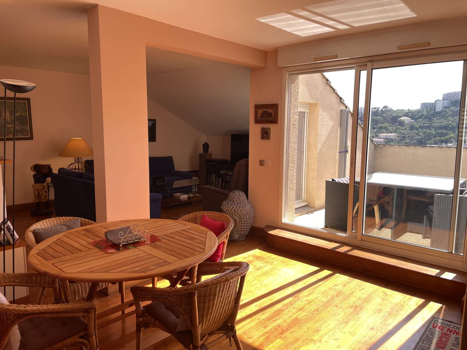 Bastia, élégant T4 de 90 m², 4e avec ascenseur, entièrement rénové, 1 chambre parentale avec salle de bain wc et dressing, 2 chambres avec salle d’eau, séjour cuisine, toilette, très lumineux, nombreux rangements, balcon, vue mer, exposition Est/Ouest.