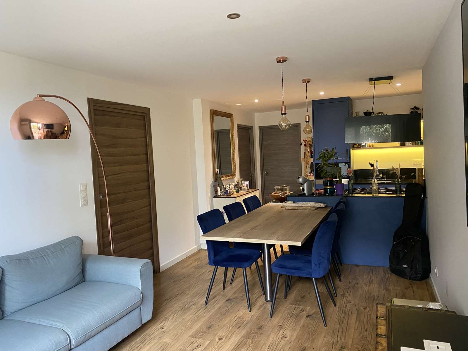 Bastia, élégant T4 de 90 m², 4e avec ascenseur, entièrement rénové, 1 chambre parentale avec salle de bain wc et dressing, 2 chambres avec salle d’eau, séjour cuisine, toilette, très lumineux, nombreux rangements, balcon, vue mer, exposition Est/Ouest.