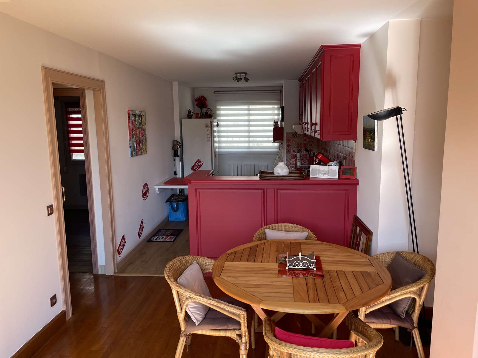 Bastia, élégant T4 de 90 m², 4e avec ascenseur, entièrement rénové, 1 chambre parentale avec salle de bain wc et dressing, 2 chambres avec salle d’eau, séjour cuisine, toilette, très lumineux, nombreux rangements, balcon, vue mer, exposition Est/Ouest.