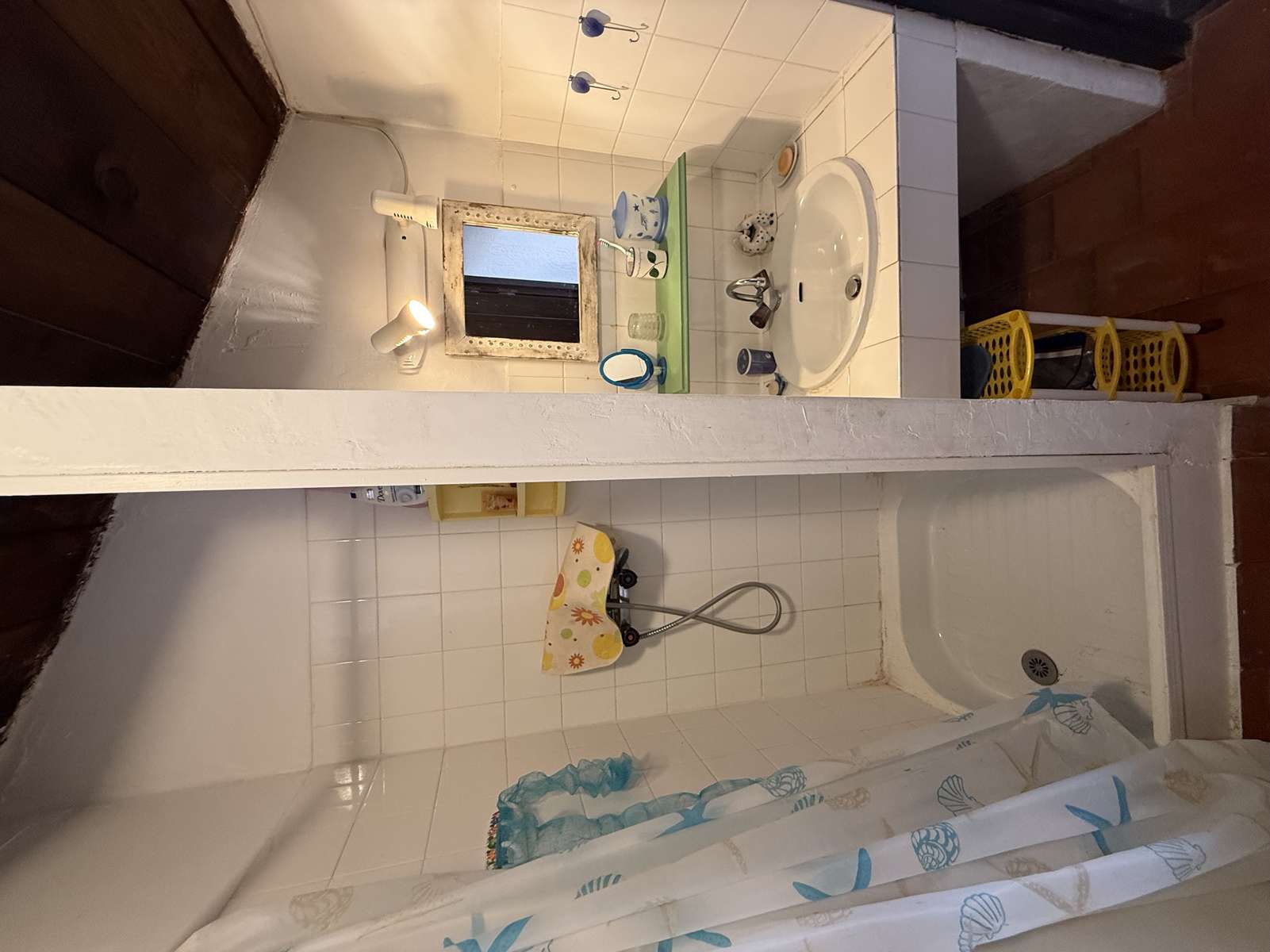 Rogliano, Macinaggio, maison T8, 200 m² habitables, en R+1, très ensoleillé, un garage et une cave de 74 m², deux terrasses de 48 et 39 m², une piscine, terrain plat de 3490 m².