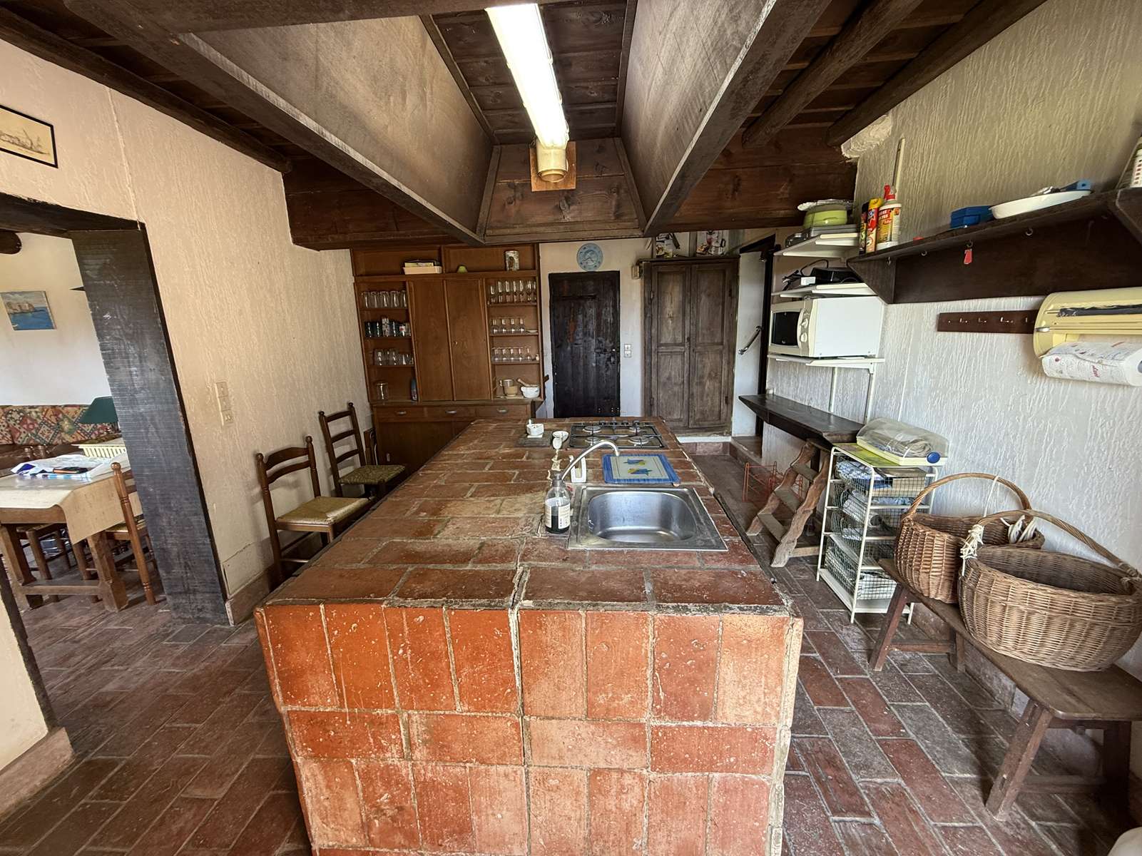 Rogliano, Macinaggio, maison T8, 200 m² habitables, en R+1, très ensoleillé, un garage et une cave de 74 m², deux terrasses de 48 et 39 m², une piscine, terrain plat de 3490 m².